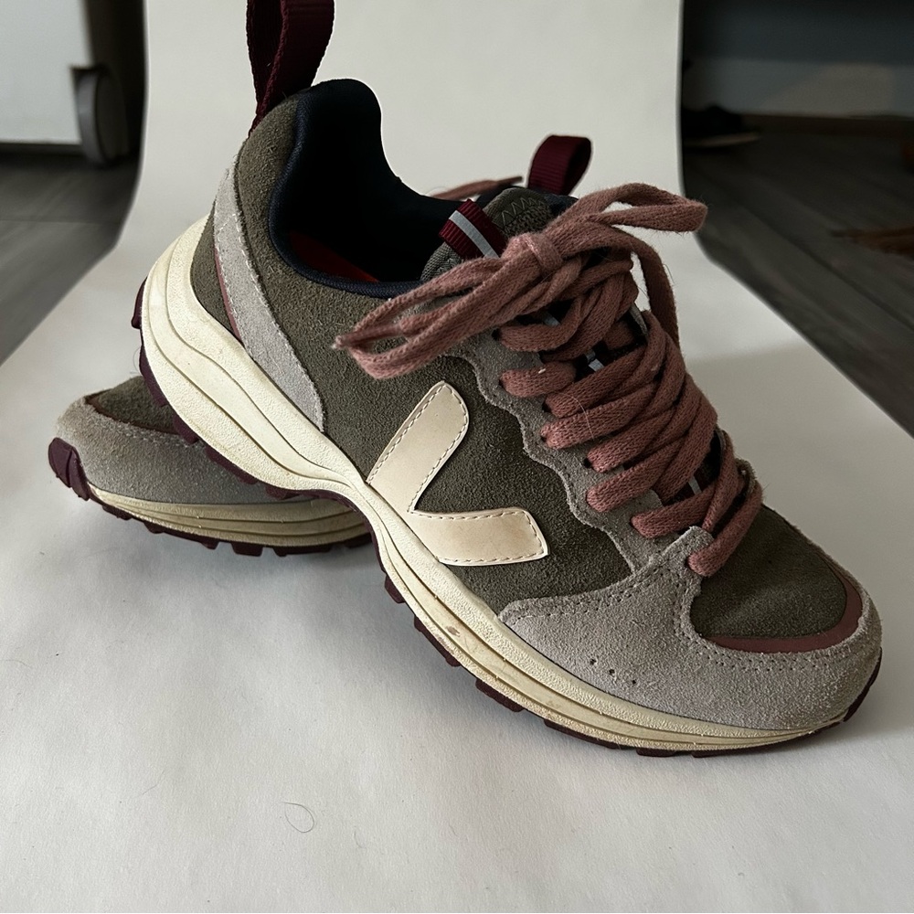 Suede khaki Veja Venturi Sneakers
